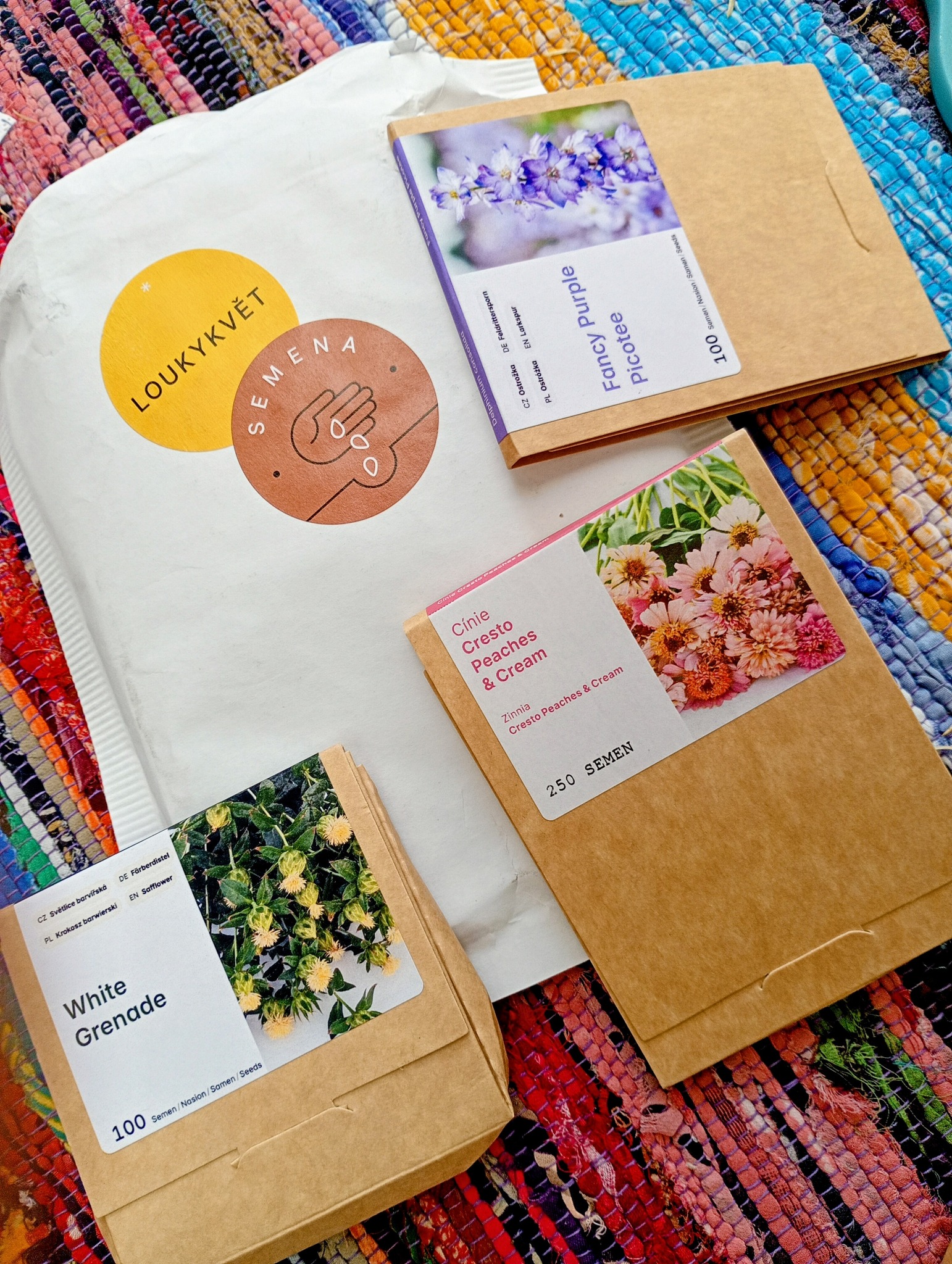 Paczka z LOUKYKVET – nasiona ostrożki Fancy Purple Picotee, cynii Cresto Peaches & Cream i krokosza White Grenade