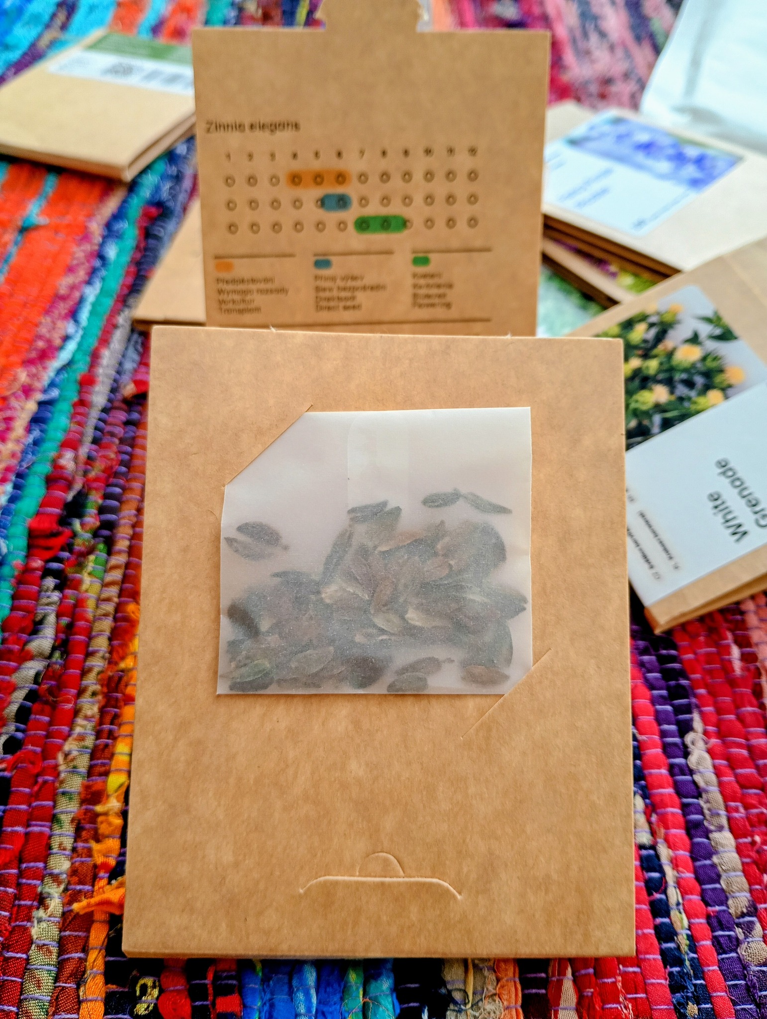 Nasiona cynii widoczne przez okienko w opakowaniu – duże, zdrowe nasiona z kalendarzem wysiewu